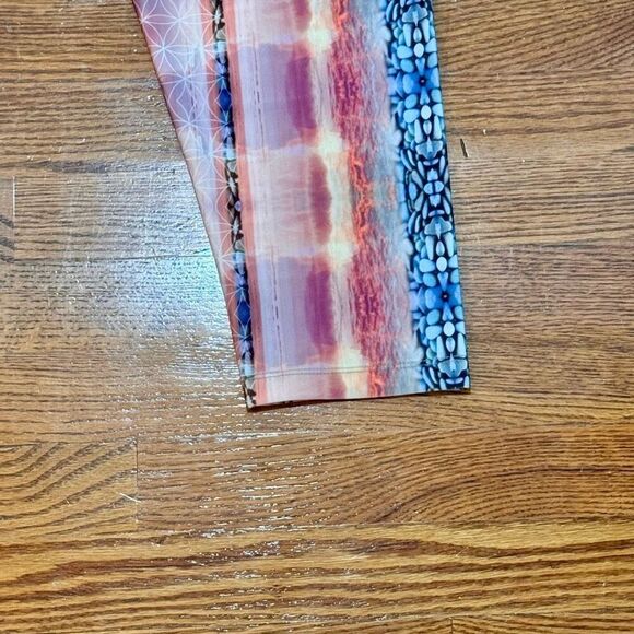 The OM Collection Capri Leggings. Size Medium. - Picture 3 of 7